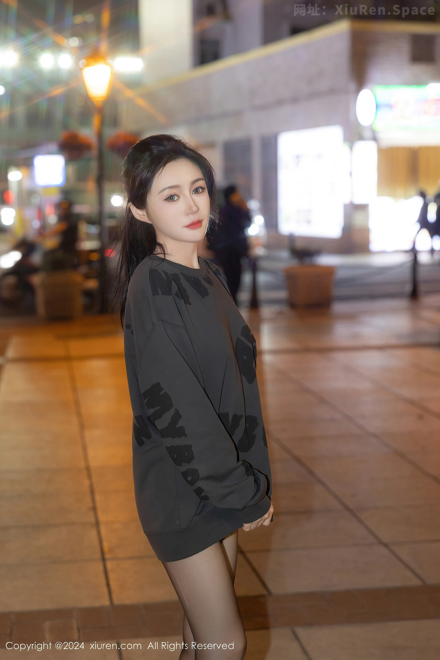 图片[2]-[XiuRen秀人网]VOL.8285 模特林幼一户外性感灰色卫衣配超薄无内黑丝秀翘臀美腿诱惑写真56P-秀人网官方网站